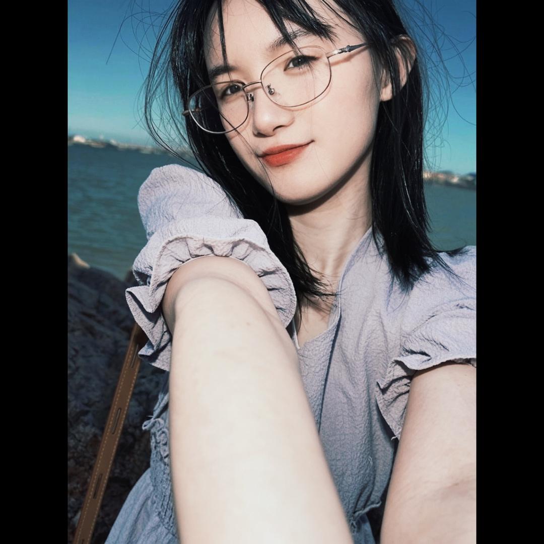 琳琳阿头像