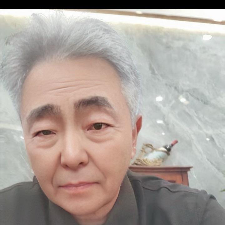 俊俏的鹦鹉🦜
