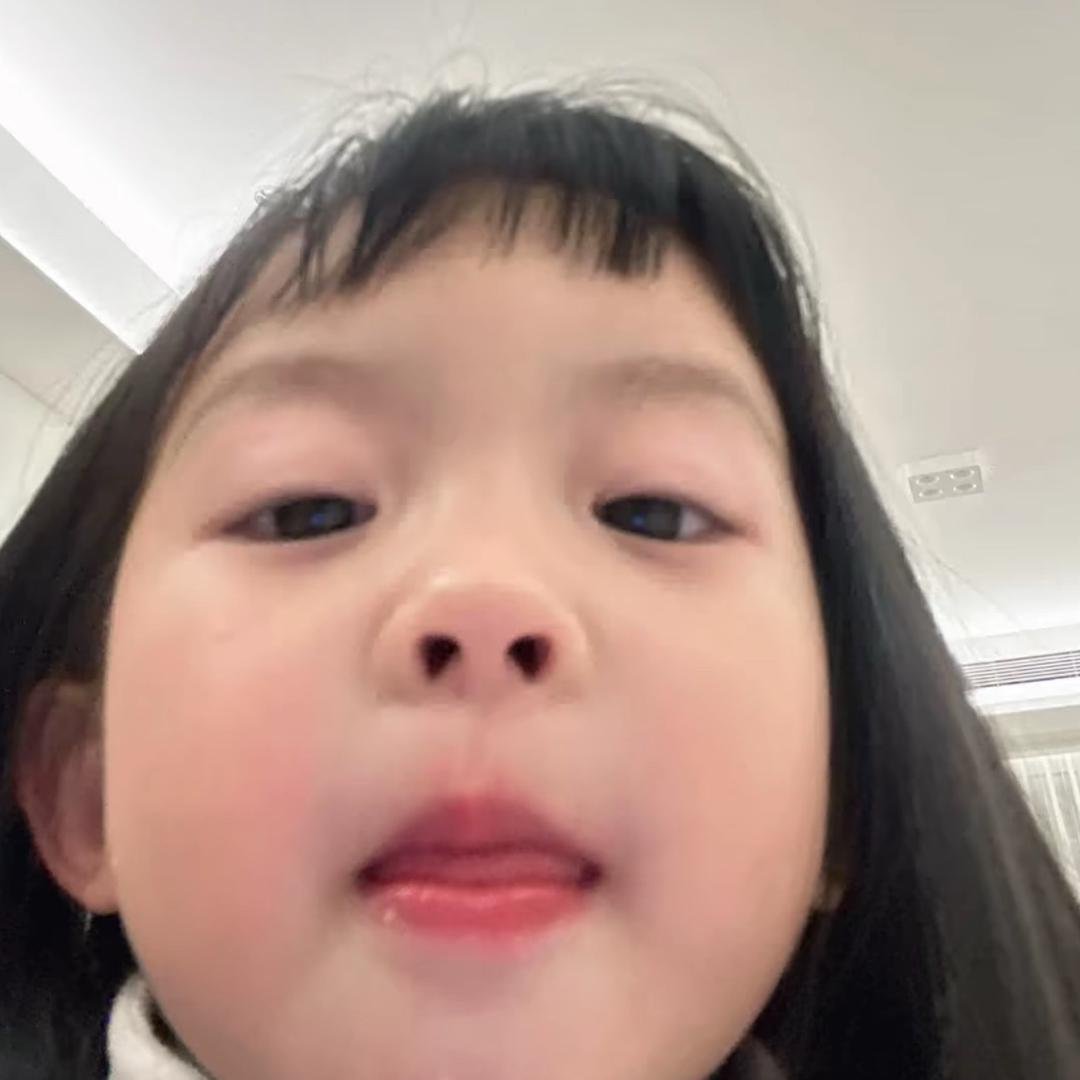 明媚小女孩