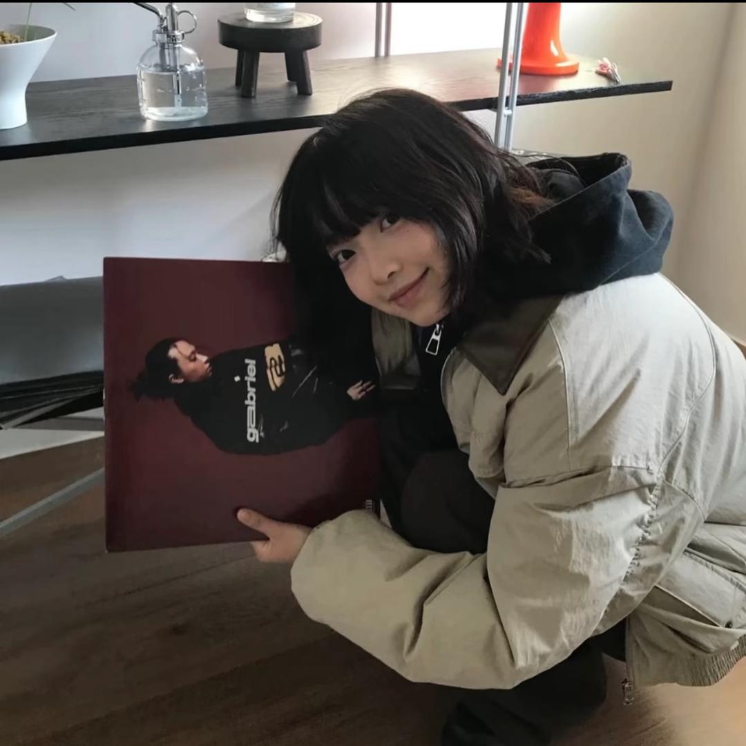 装忧郁被肘击