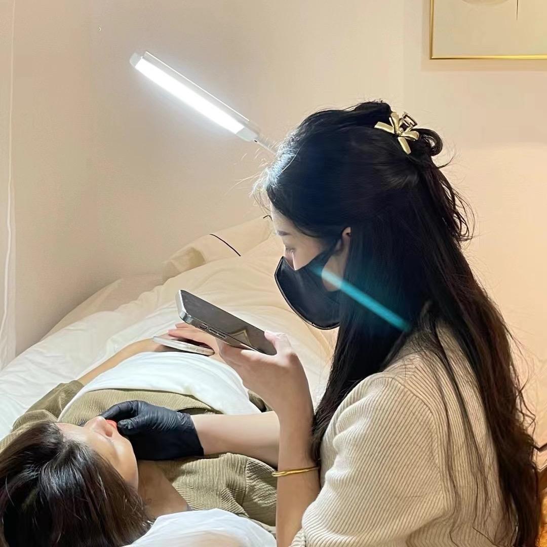 在海丰做眉毛的茵茵