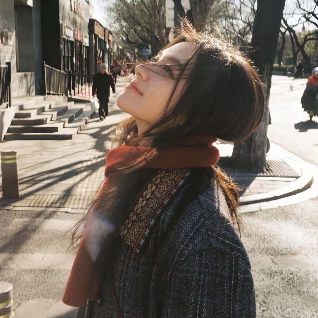 小小含.