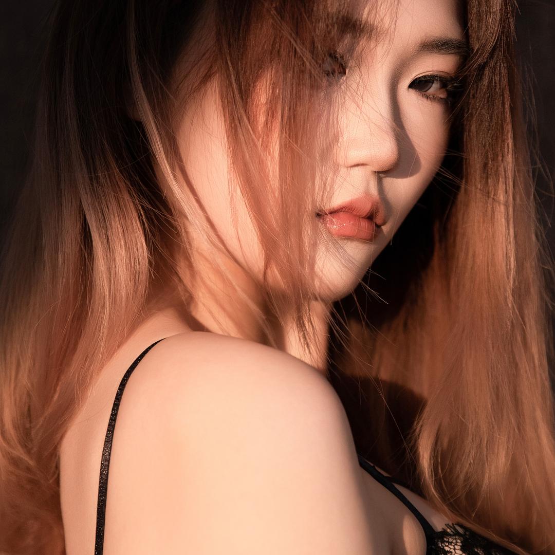 默默.