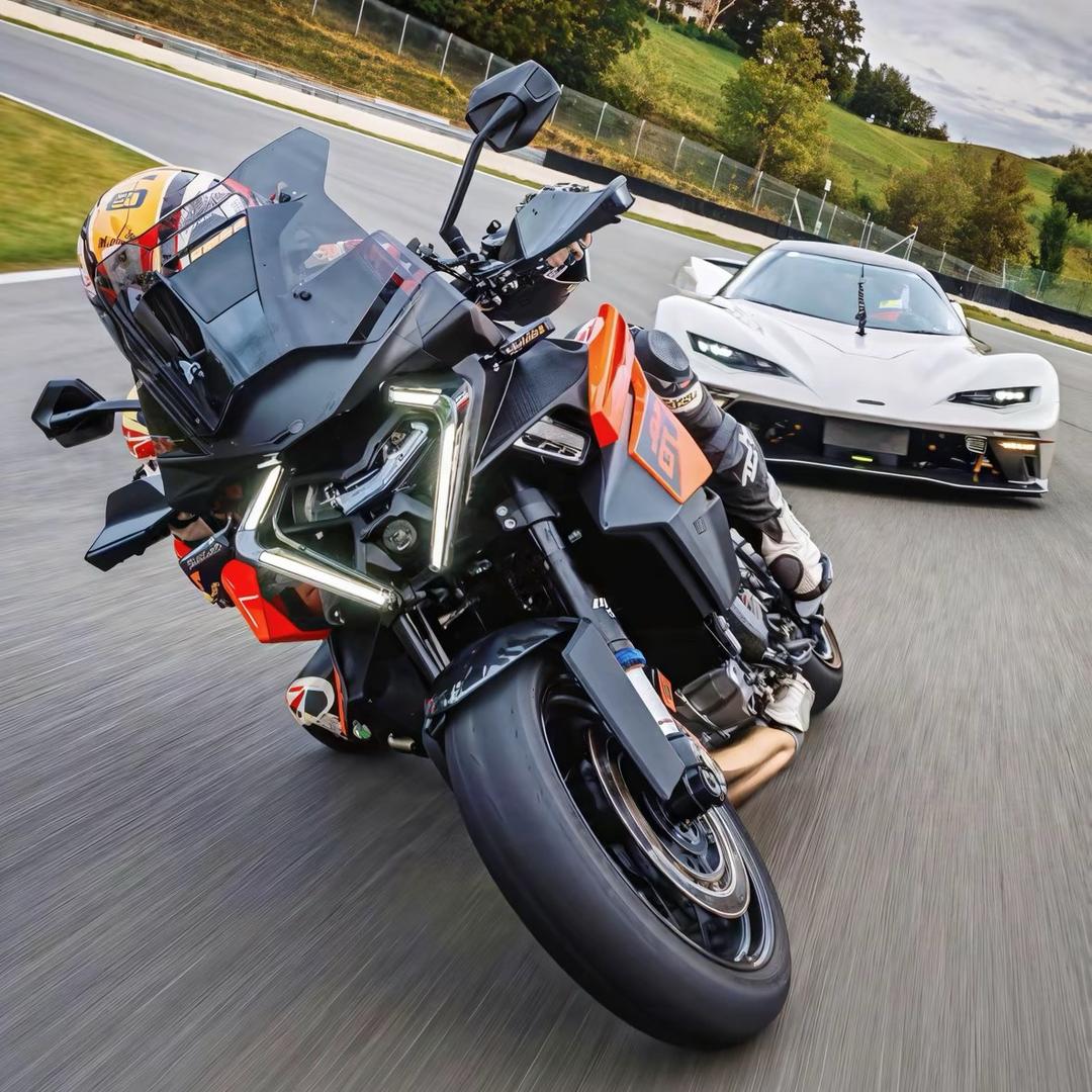 玩摩托的捕鱲人