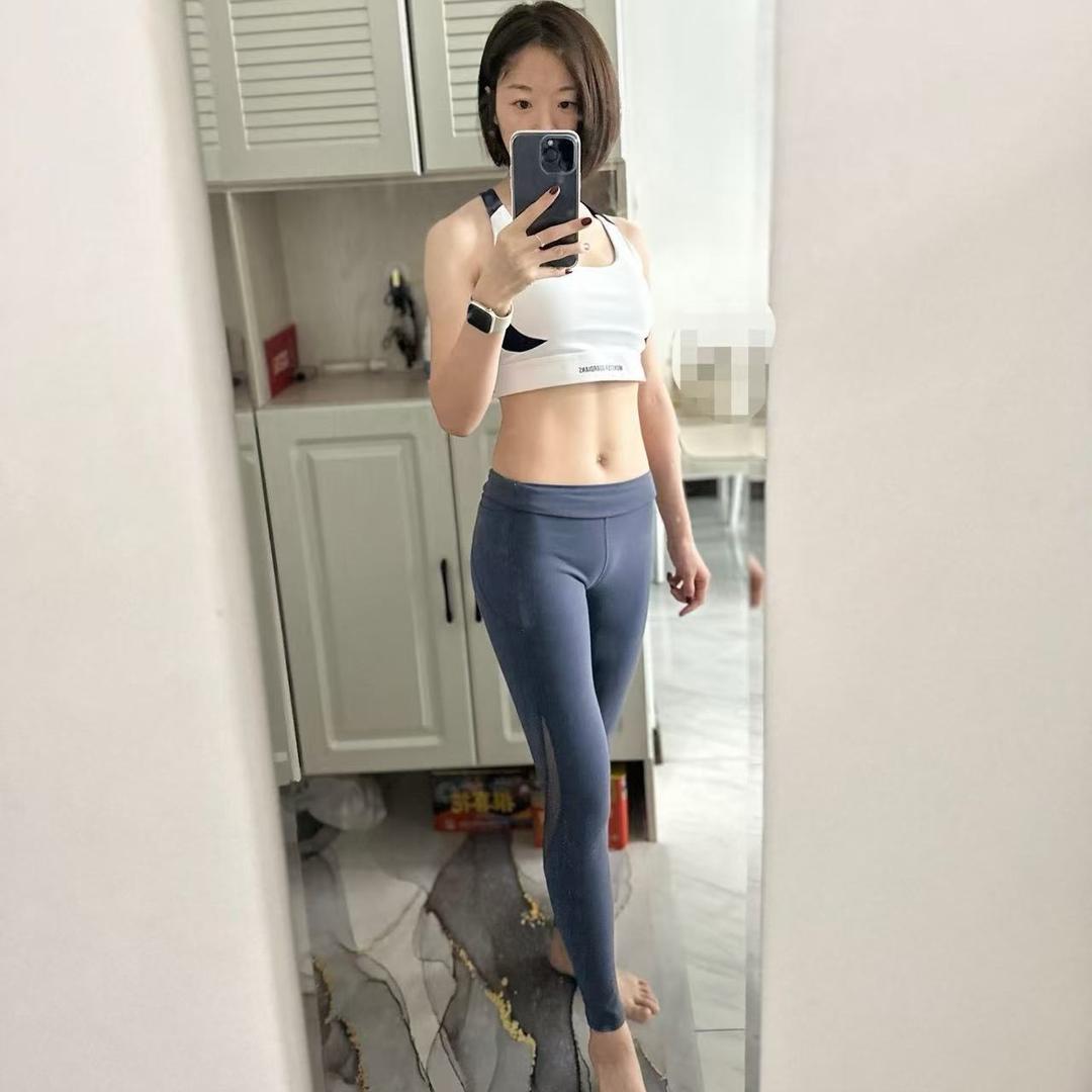 居家健身的红呀