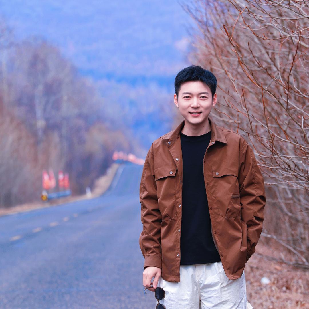 主持人李杭
