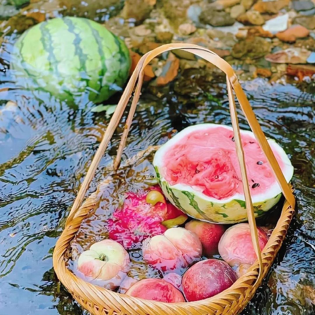小莉爱吃水果