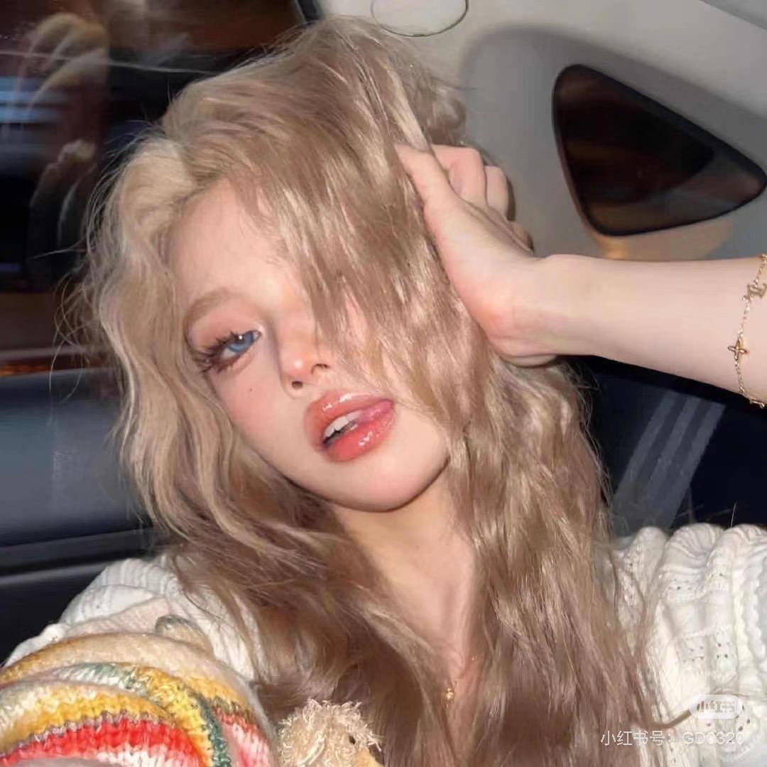 镶砖的闪腚少女