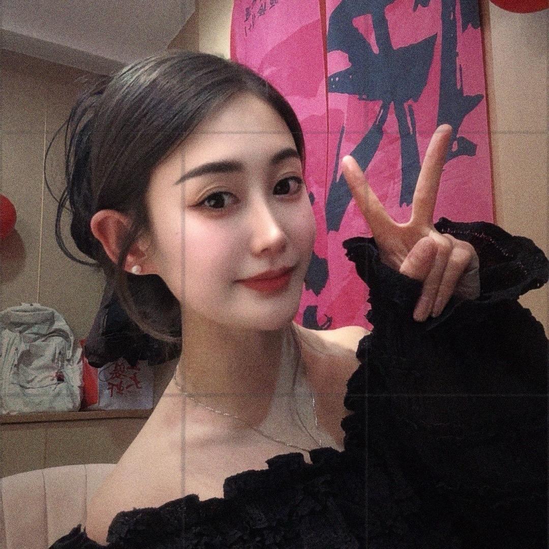 李..