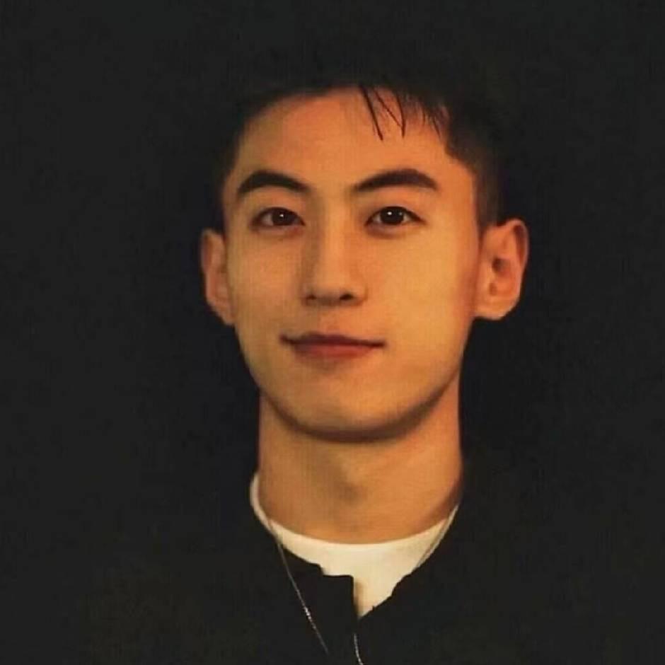 拿着瓶盖弹飞机.