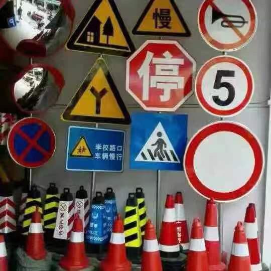 小兰：泸州交通设施劳保用品批发部。