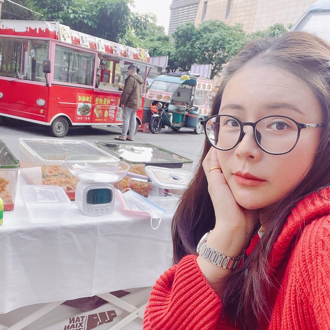 默然摆个摊