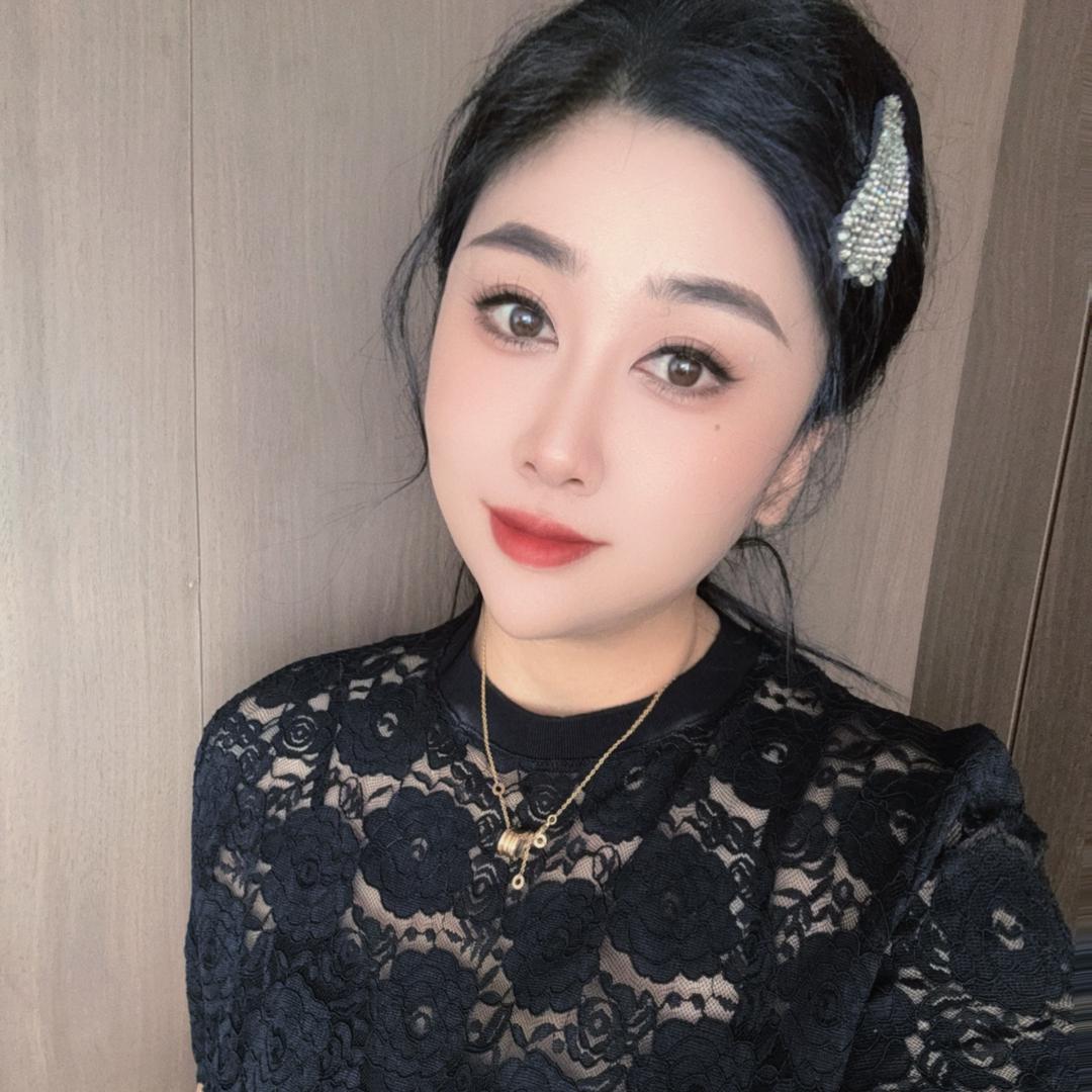 大竹签烤肉老板娘