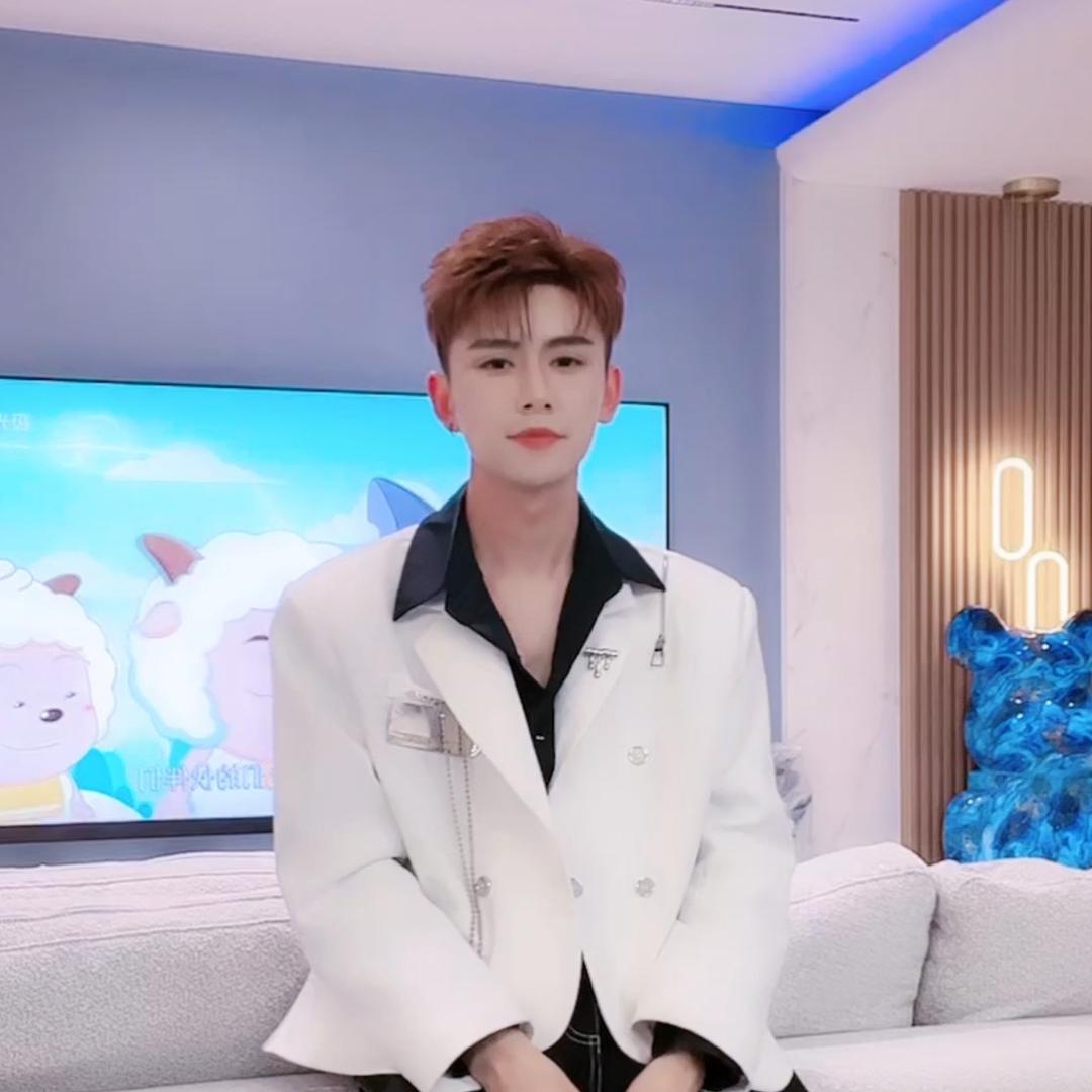 昆明男模日记小炜