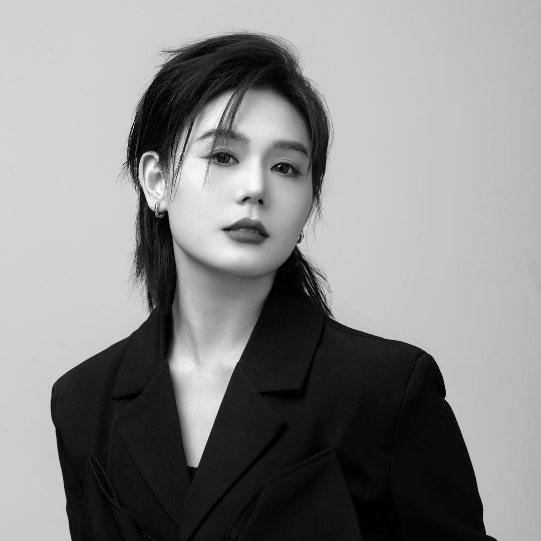 秦琼瑶(灵宝一人壹妆婚纱礼服馆)