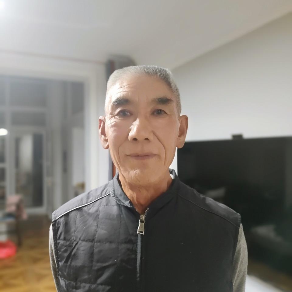 七十岁搬砖老头