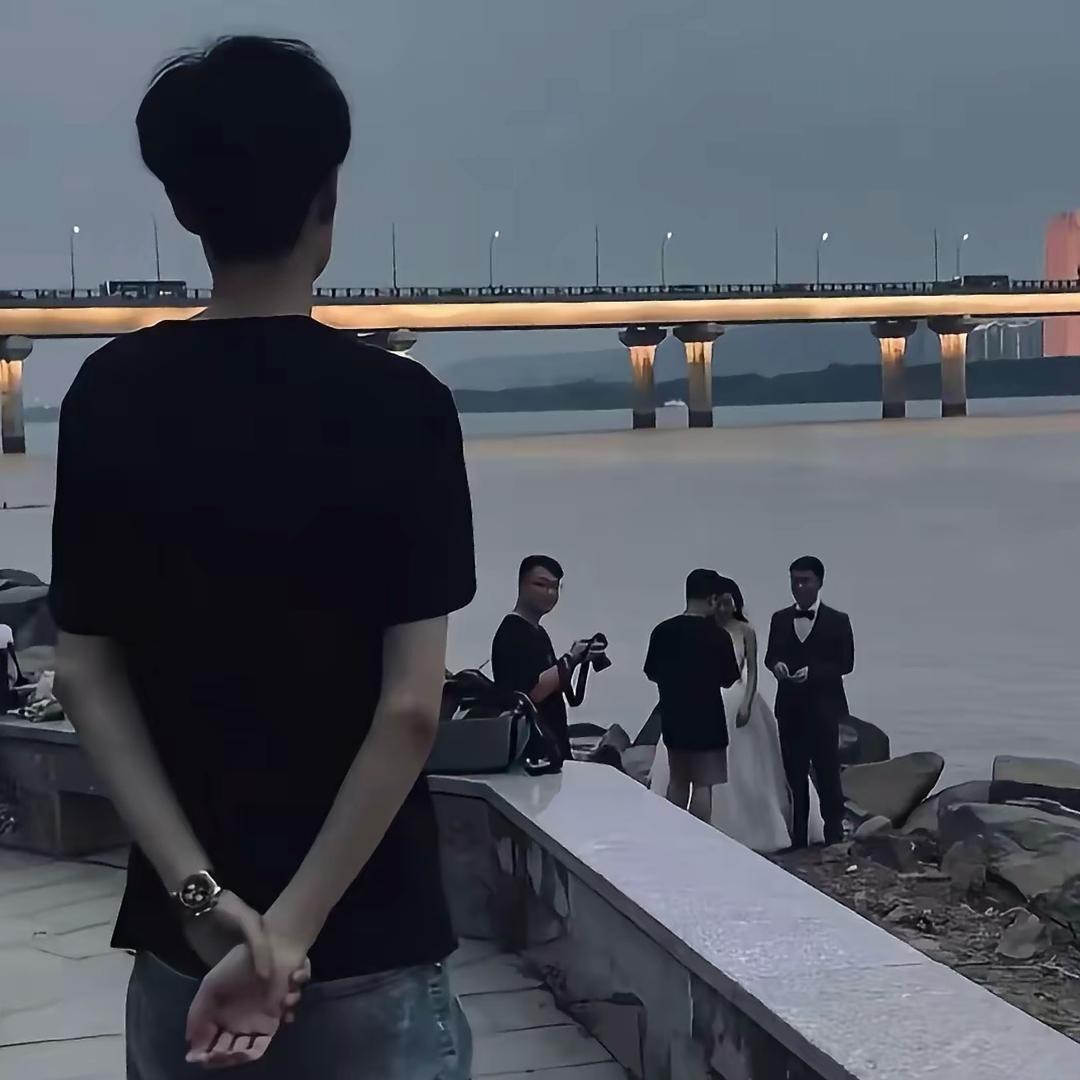 关我屁事。关你屁事