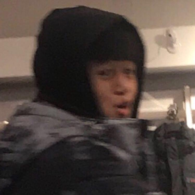 骑车的吴迪同学
