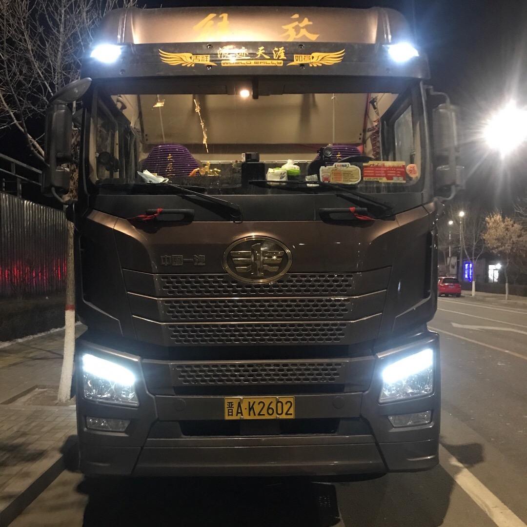 开货车的小伙子