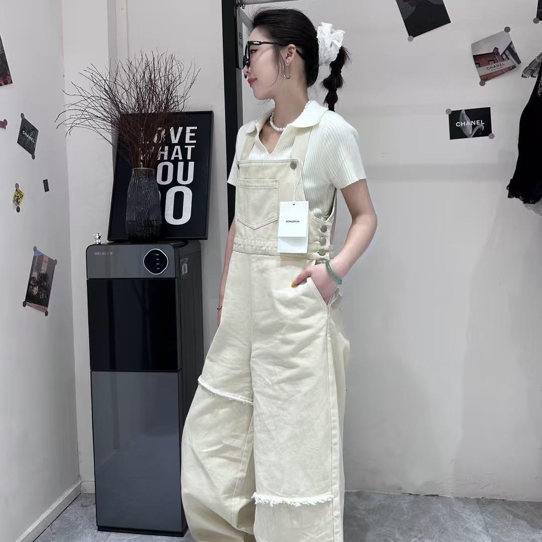 爱摸衣服的小姐姐