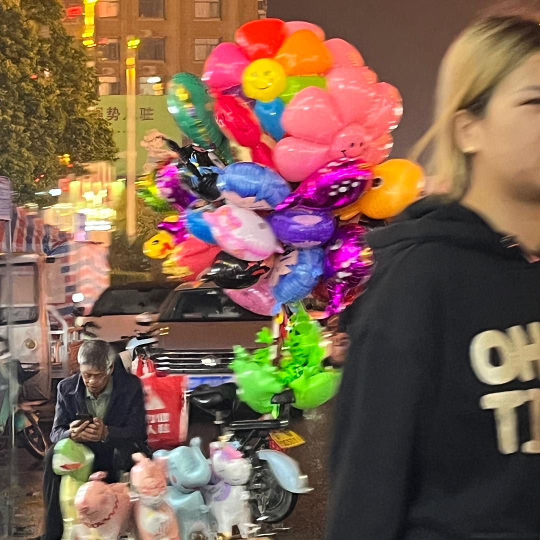 超级拧巴小姐姐