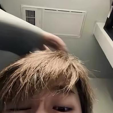 呆郁.