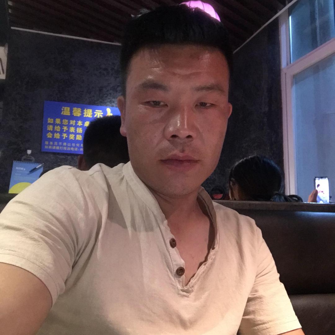 玩土的小男孩