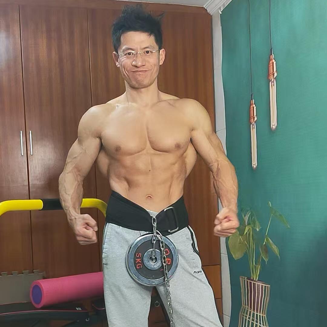 陈哥有腹肌呀