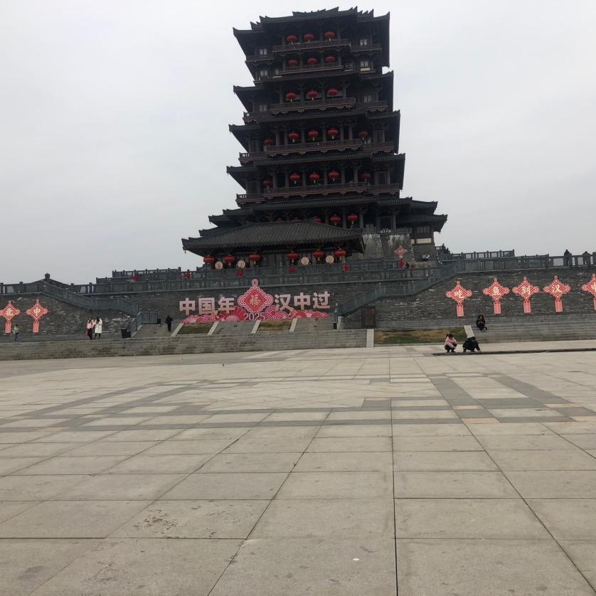 人穷衣服破，说哈都是错