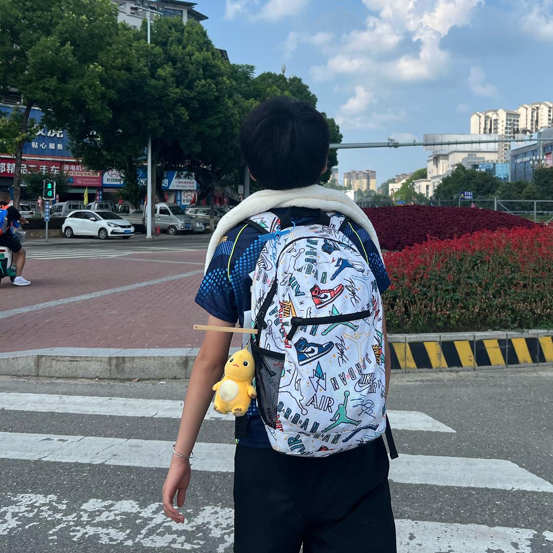 小毛不会用左手打球