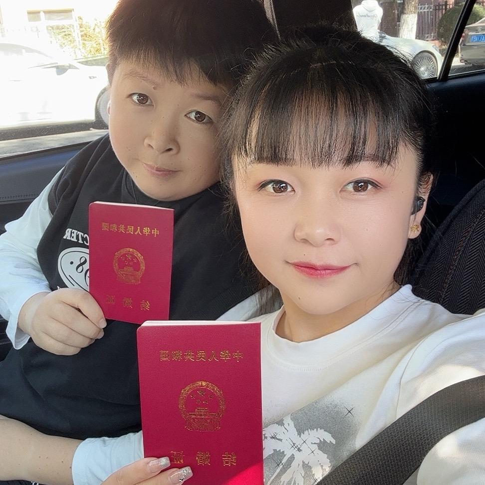 袖珍90后小夫妻