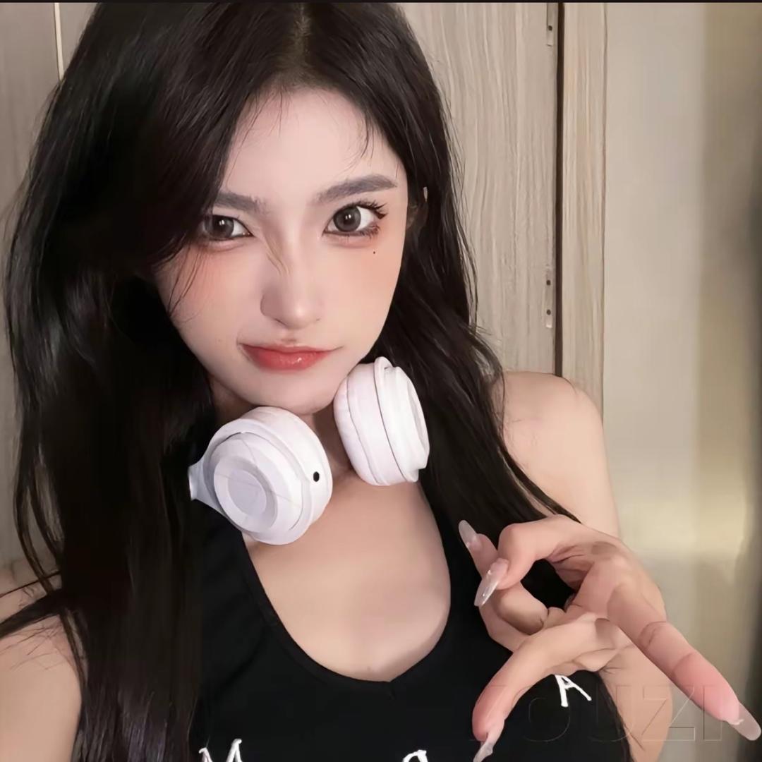 美女忙着赚钱