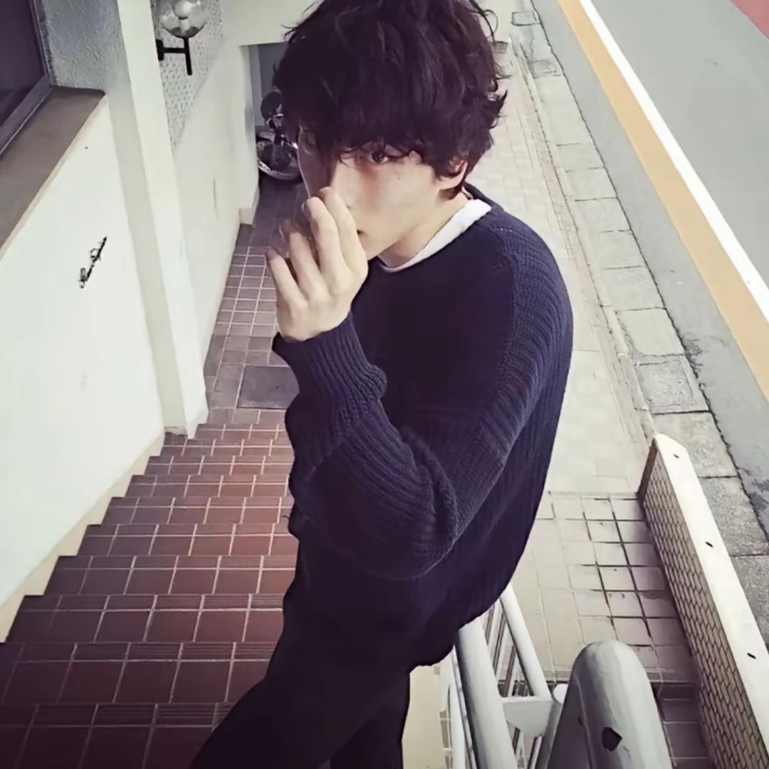 连告别都双手插兜的男人