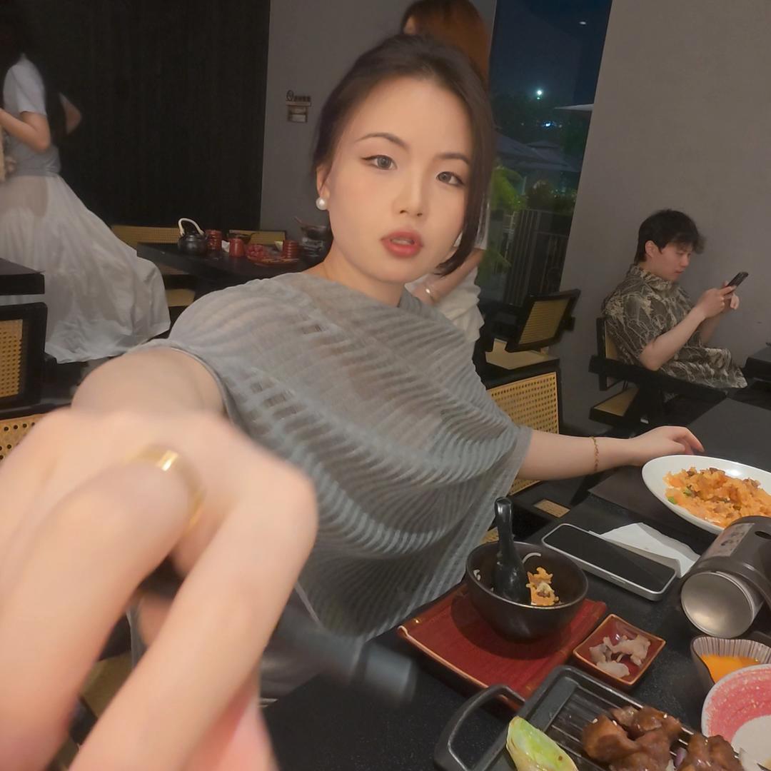 靓女在干嘛