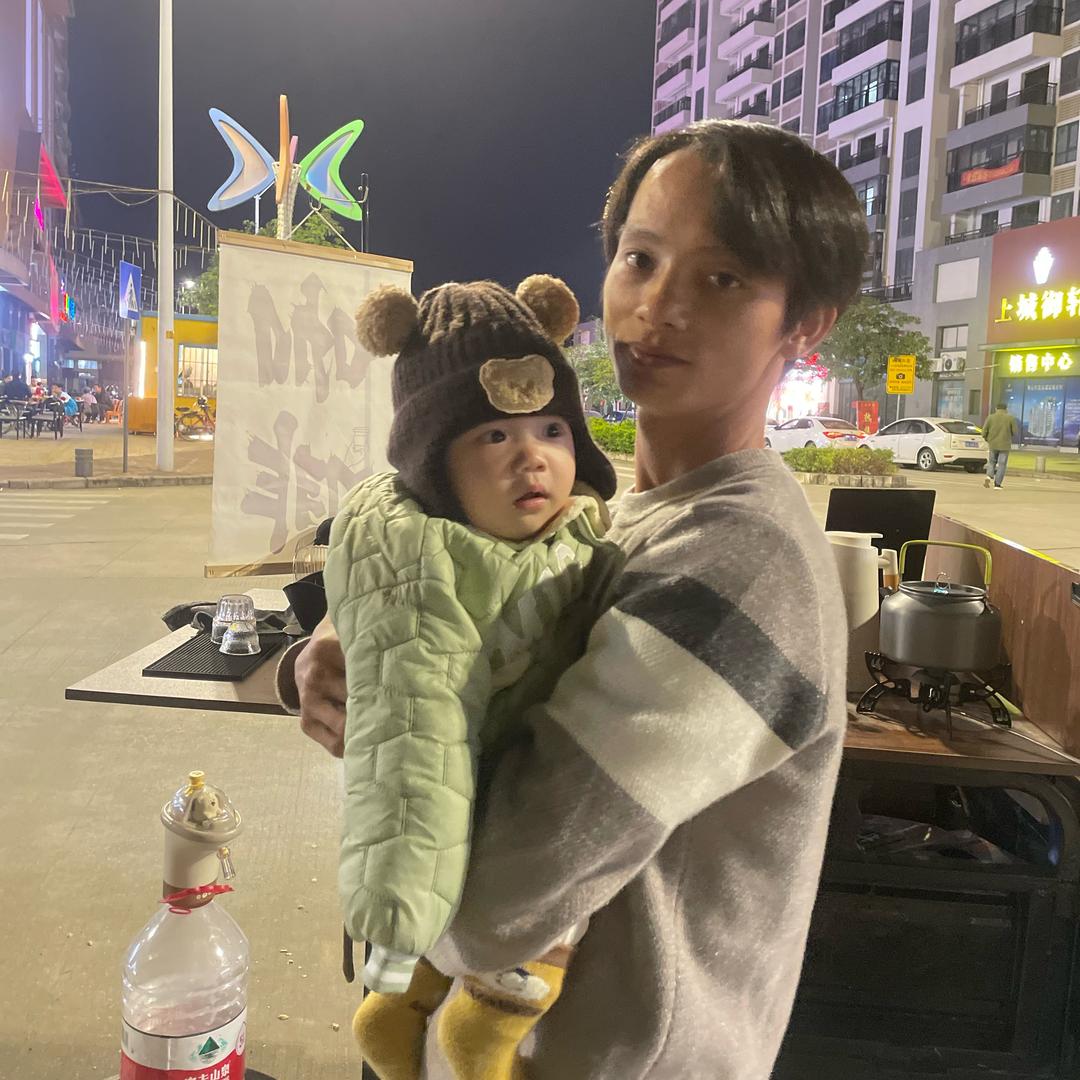 爱喝咖啡的摄像师小弟