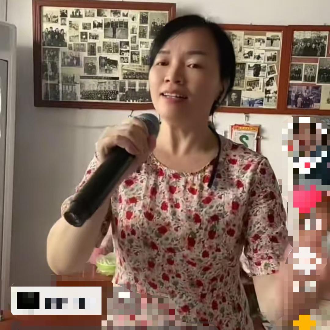 覃一笑