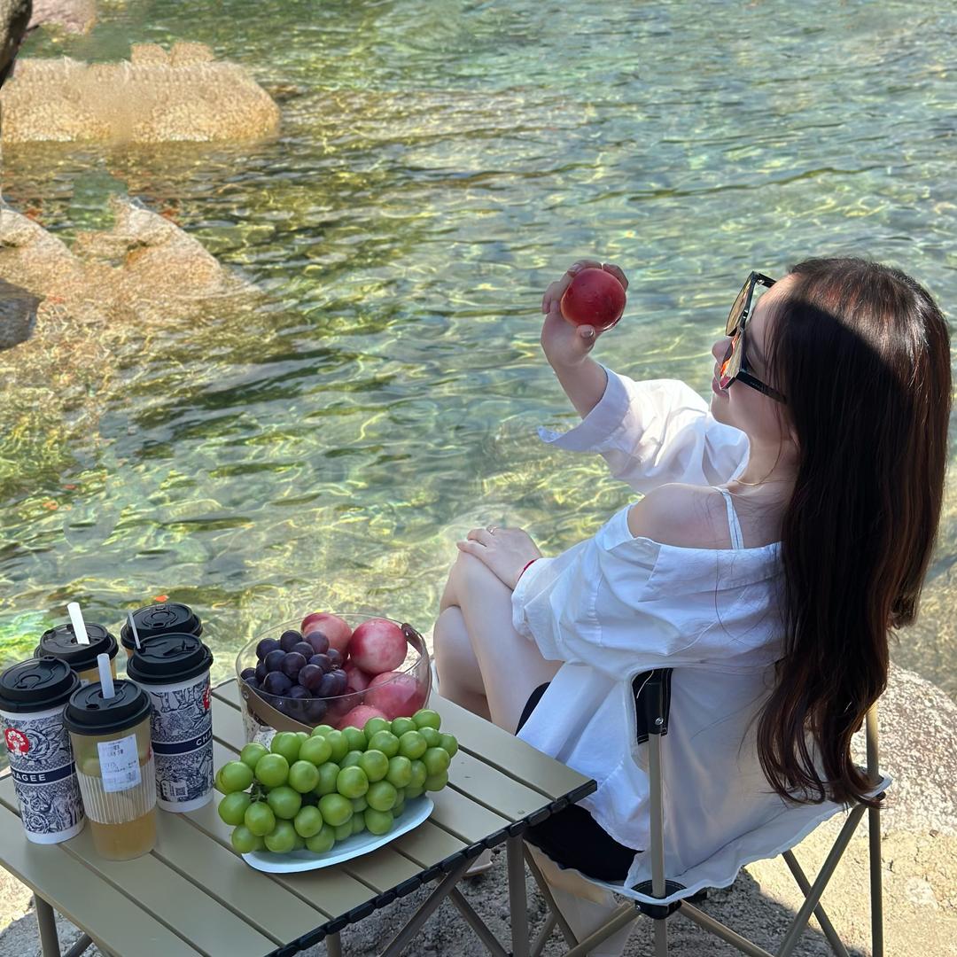 吃草莓的小姑娘🍓