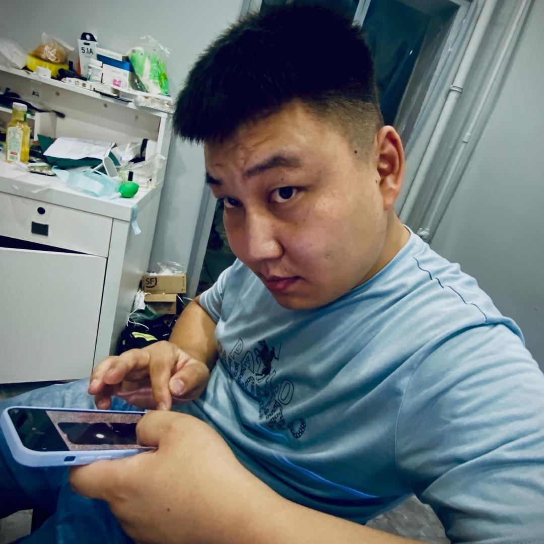 小温玩手机