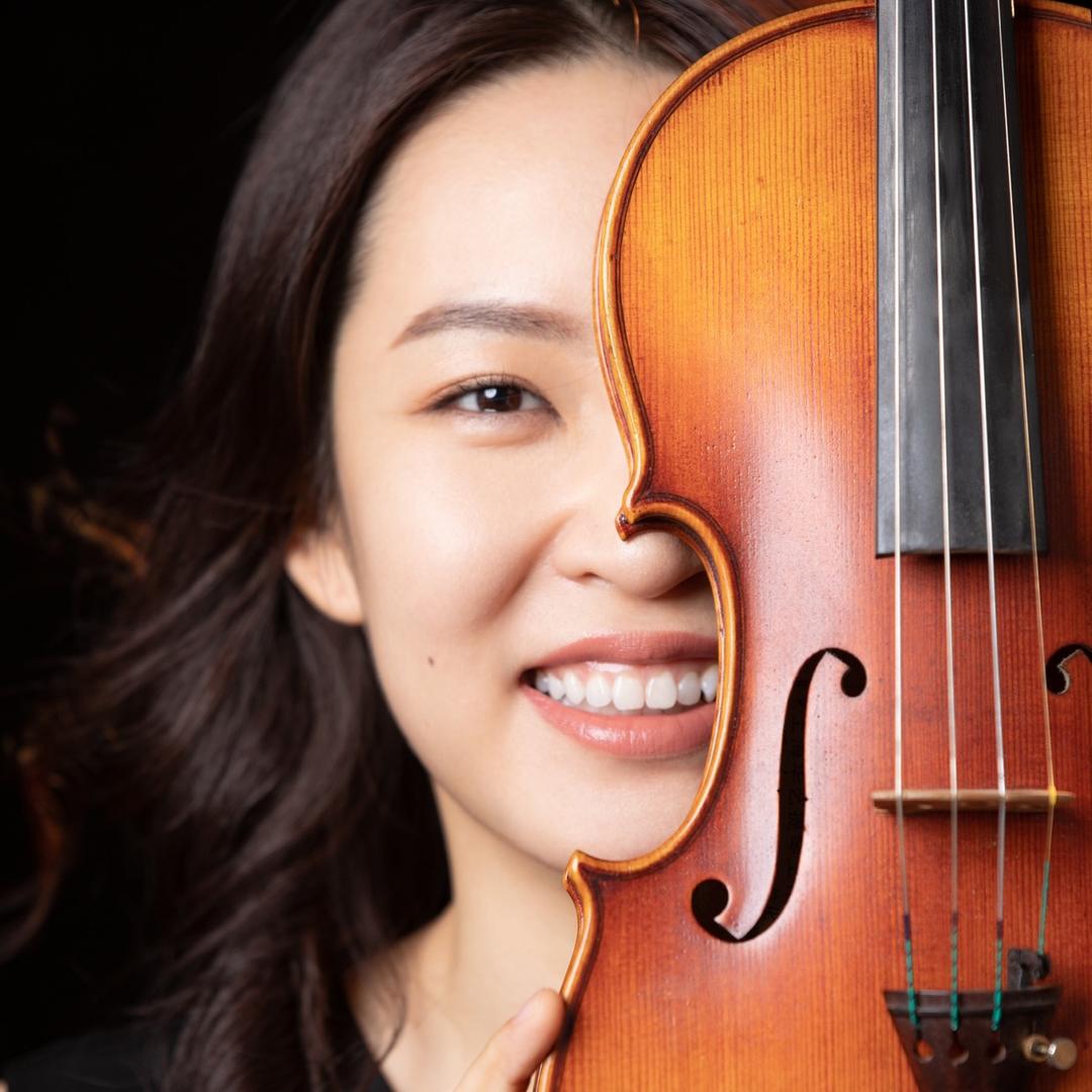 Sophie博士提起琴