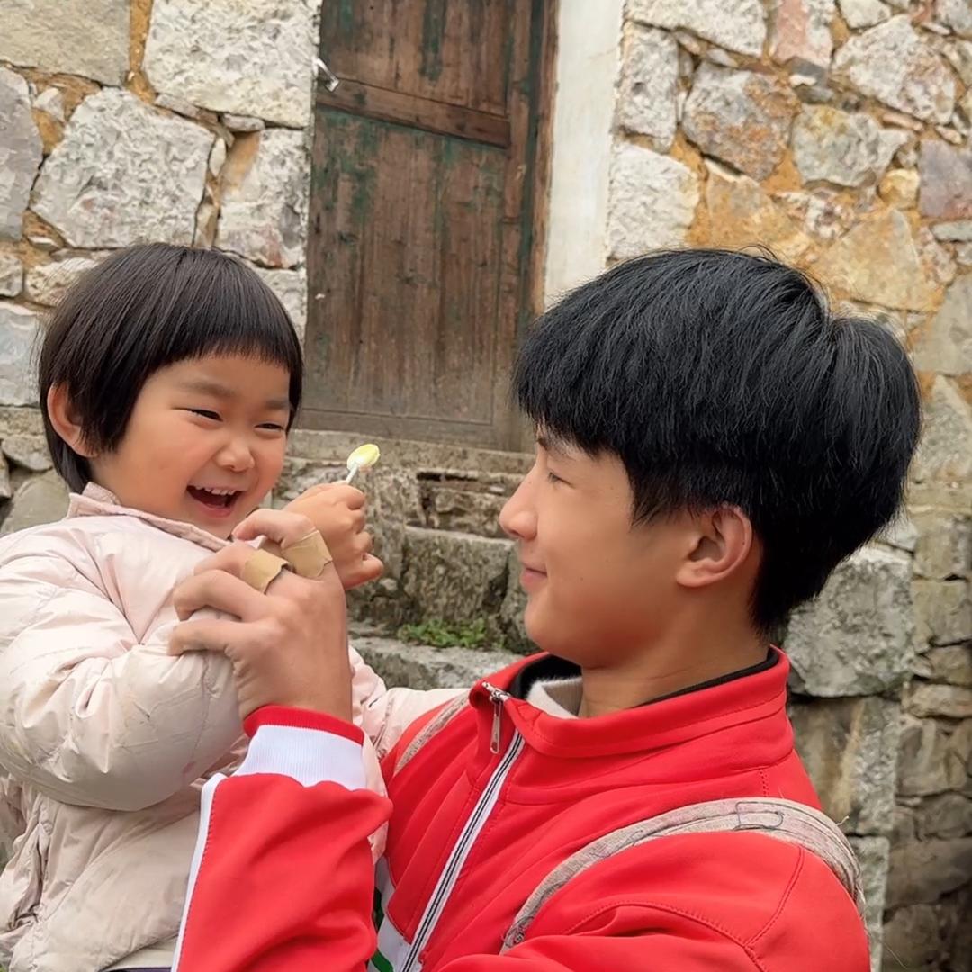 脚踏七彩祥云的哥哥