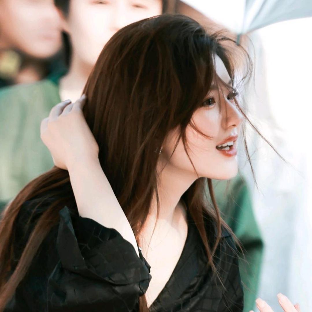 姜露璇.