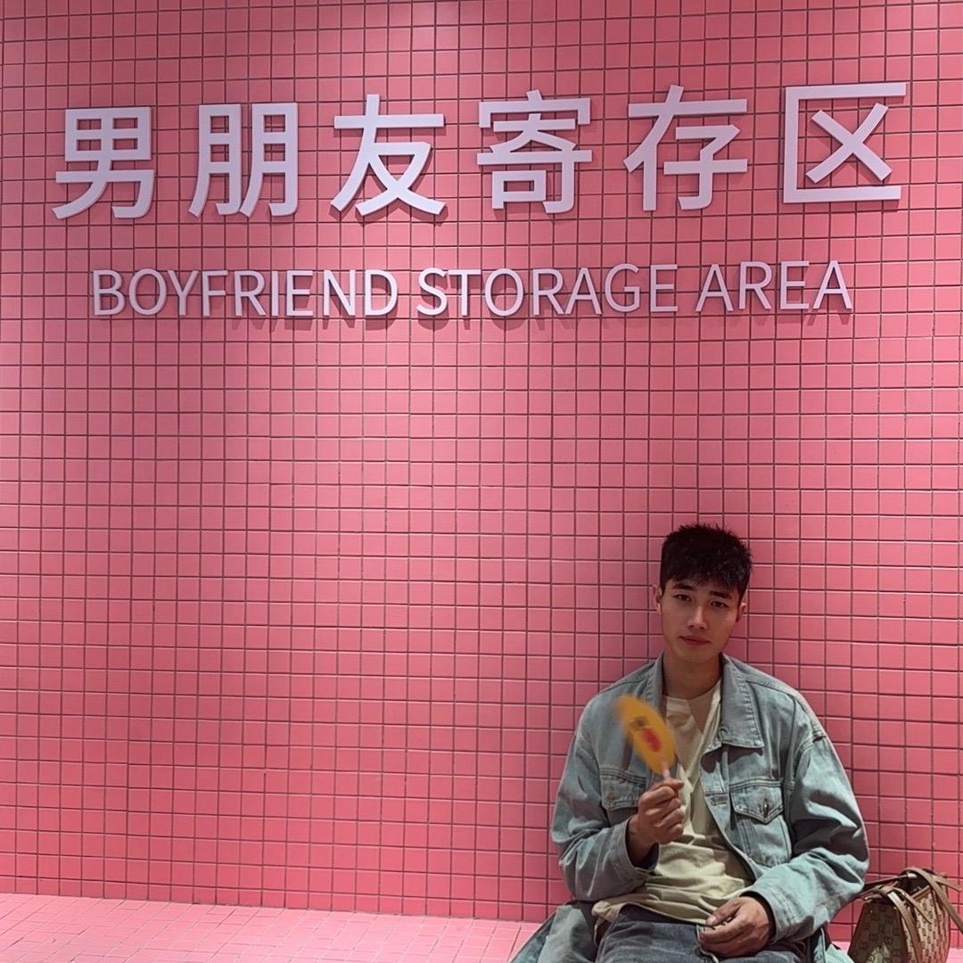 晚风吹过脸颊。