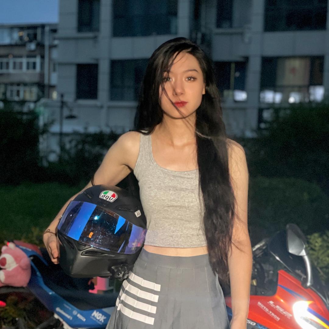 不懂摩托的小熊.