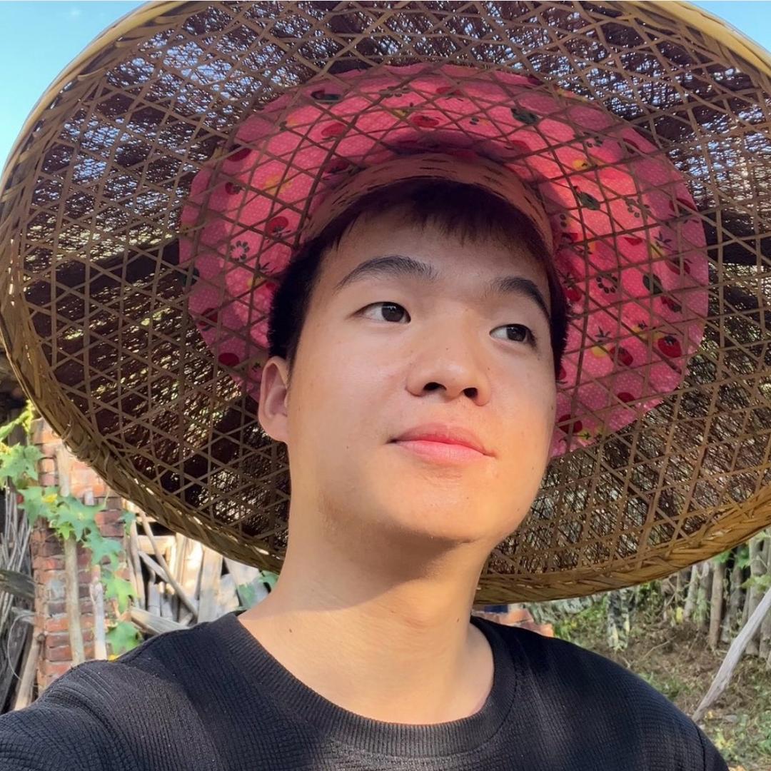梁同学