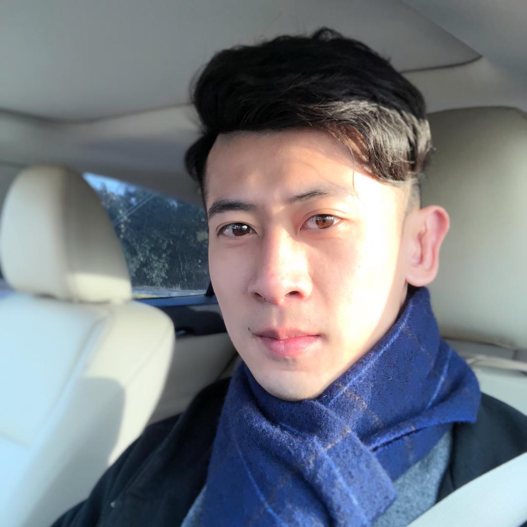 汪晓伟(食指比较长的那位）