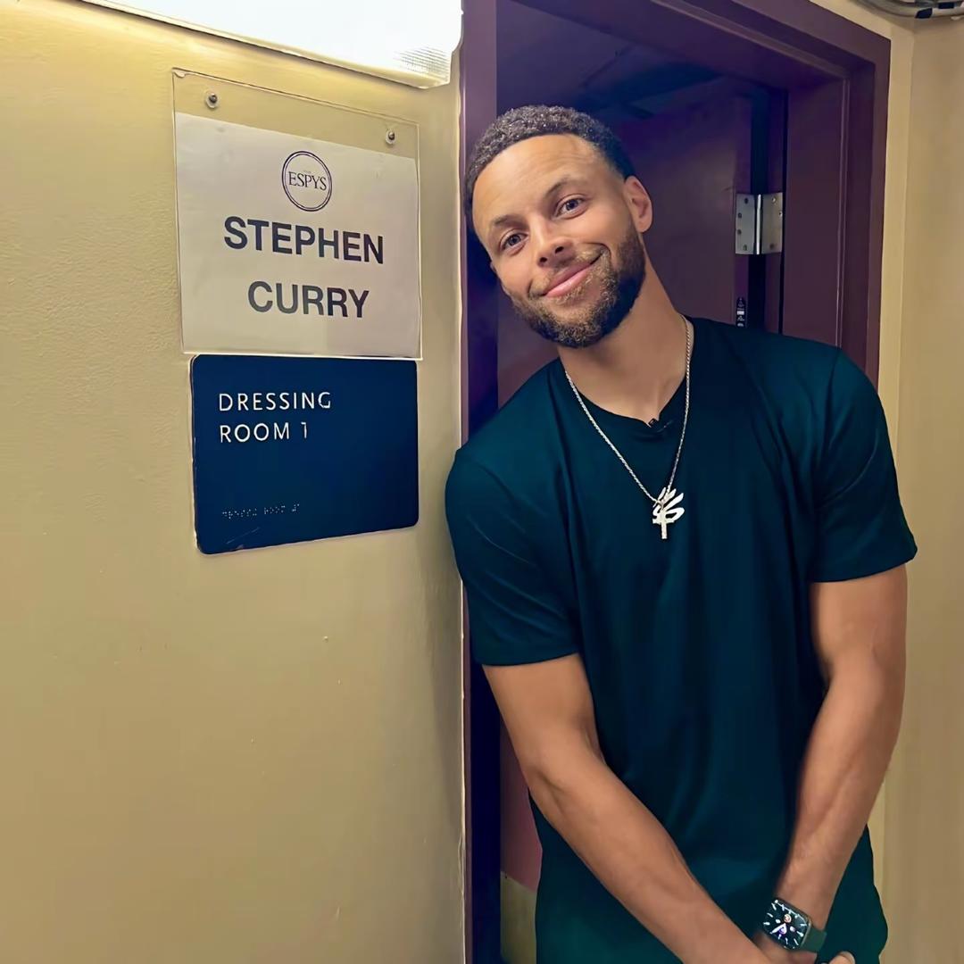 老母鸡吃牛肉后得道成仙为二郎神的狗