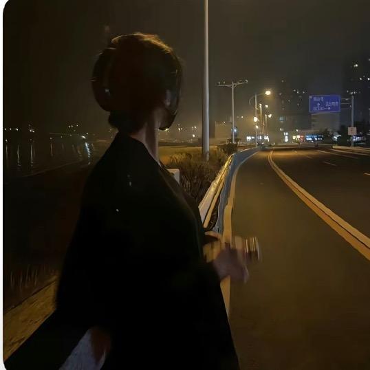 橱窗里的草莓酱ʸᵃ