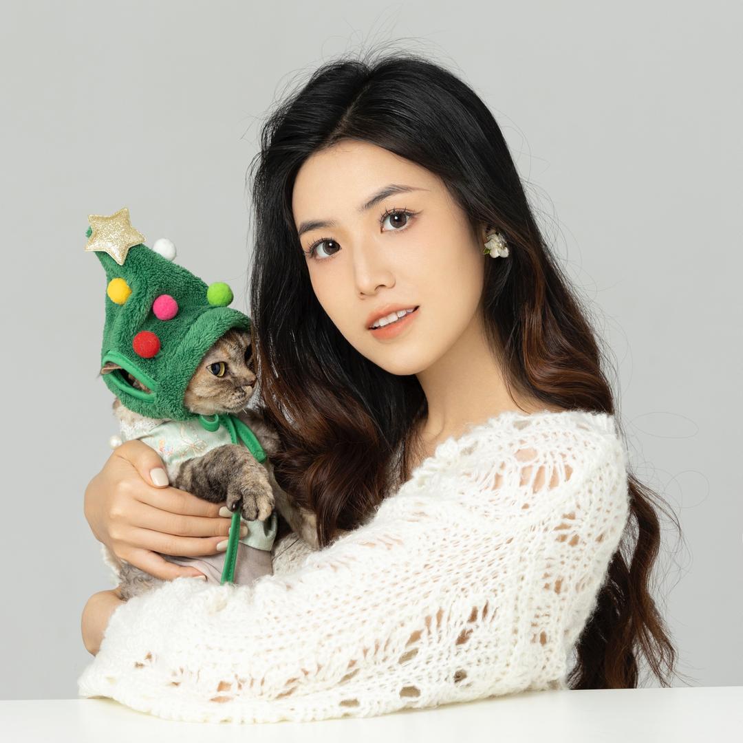 爱妃与德文卷毛猫