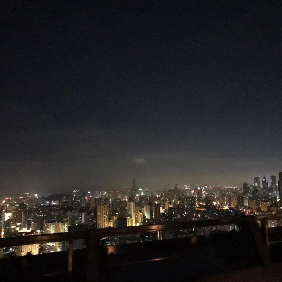 小哥原地画圈圈