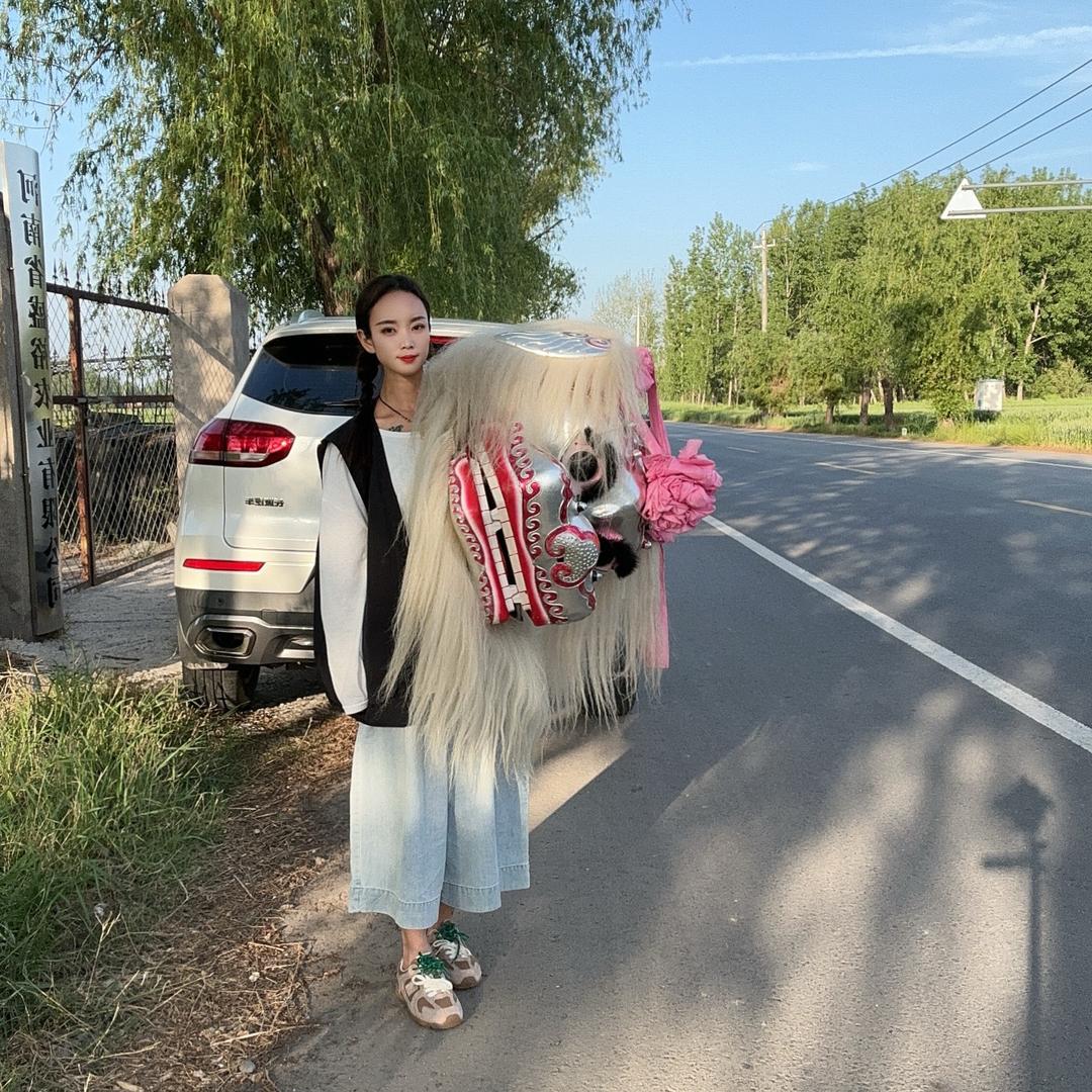 新郑网红小白狮(小娟团长）